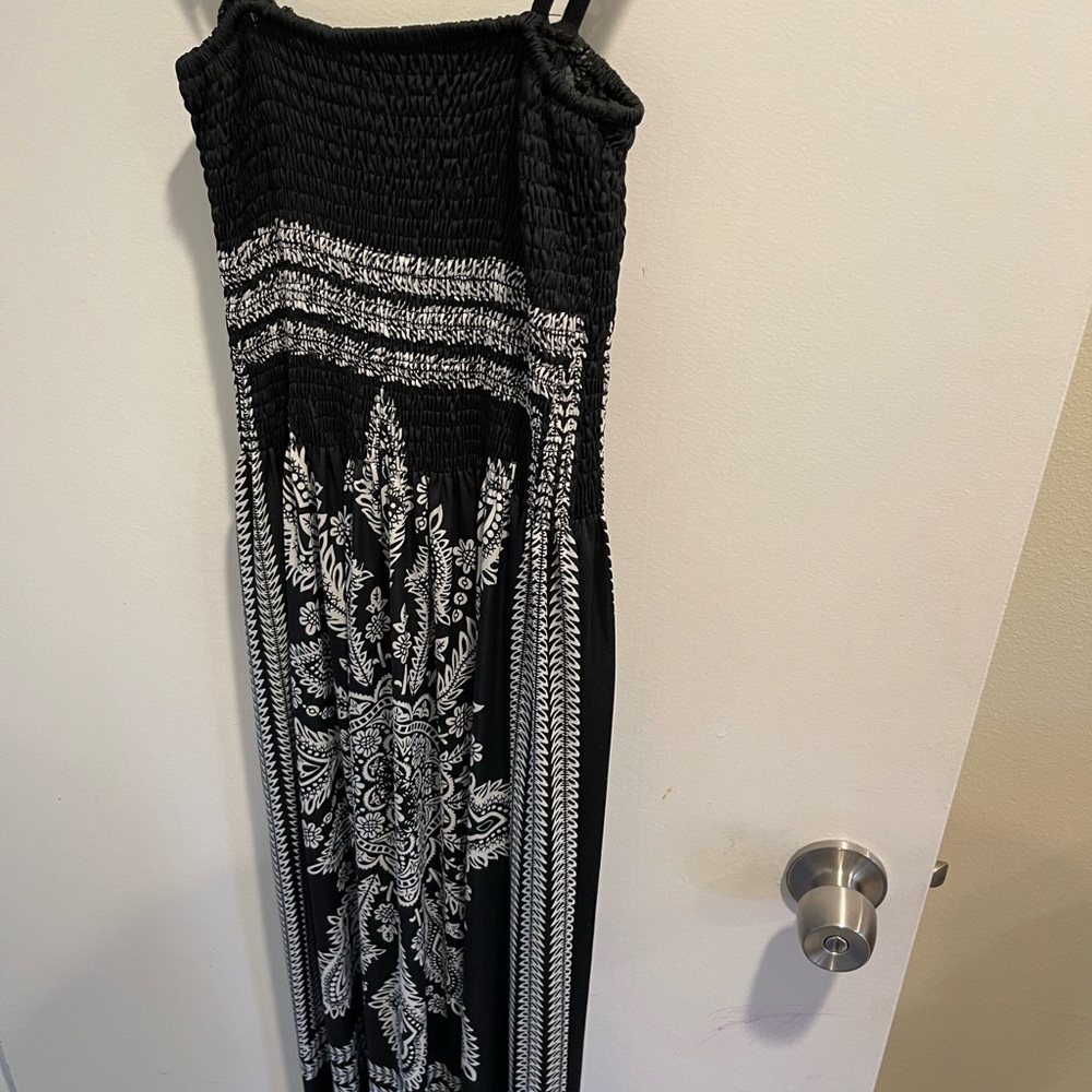 Shoreline Black/white maxi dress. Size M